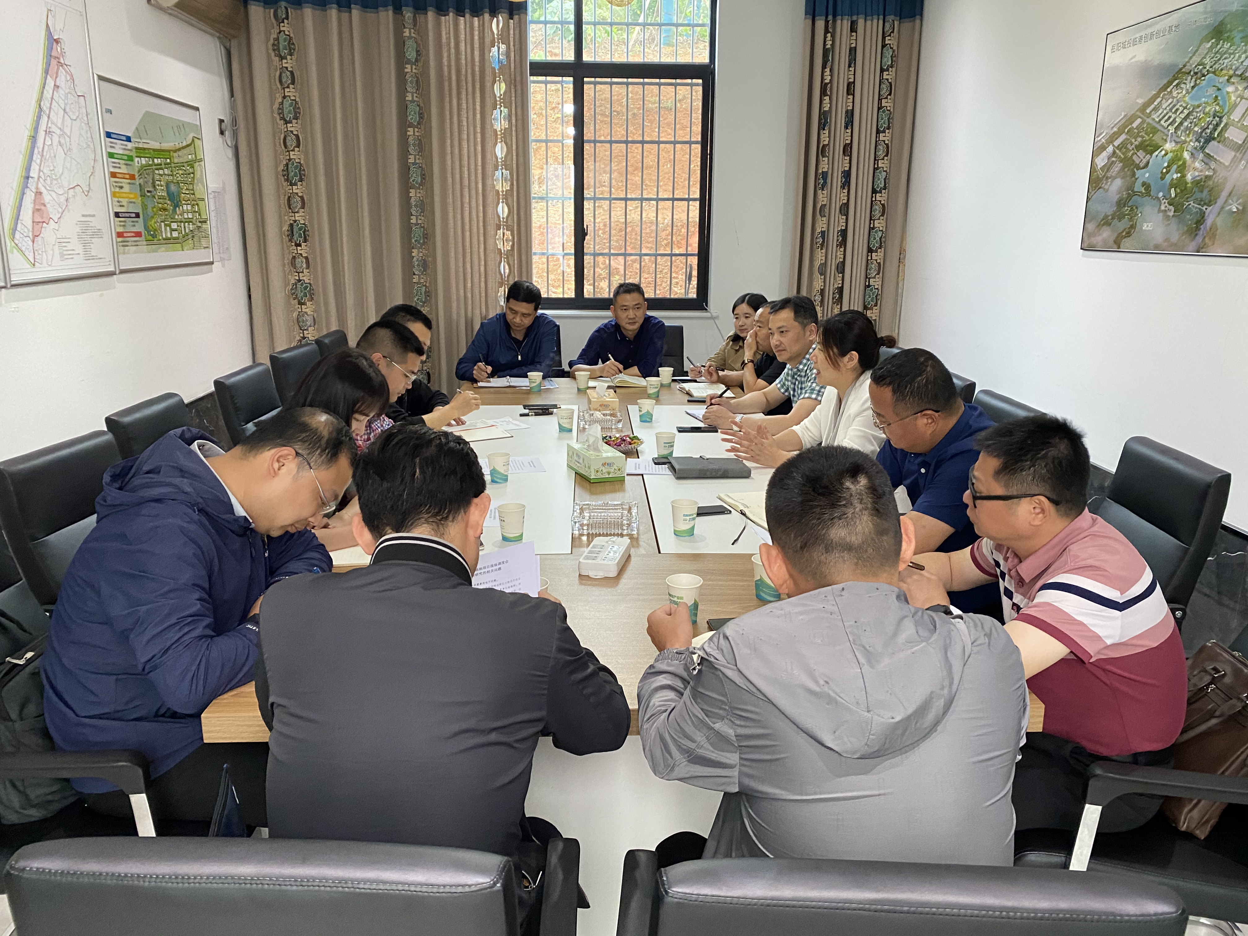 5.17云溪區(qū)常務(wù)副區(qū)長胡蝶在臨港創(chuàng)新創(chuàng)業(yè)基地主持召開現(xiàn)場(chǎng)調(diào)度會(huì).jpg 5.17云溪區(qū)常務(wù)副區(qū)長胡蝶在臨港創(chuàng)新創(chuàng)業(yè)基地主持召開現(xiàn)場(chǎng)調(diào)度會(huì).jpg